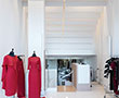 Les Optima Baffles d'Armstrong habillent les plafonds d'un magasin de haute couture