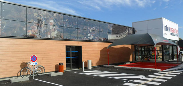 Intermarché Lentigny (42) : le 1er magasin de France équipé d’une façade solaire connectée et imprimée - © Intermarché