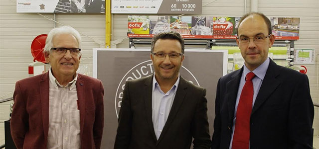 De gauche à droite : Bernard SAINRAT, maire de Lentigny, Yves NICOLIN, député-maire de Roanne, Maxime SAVEREUX, PDG Intermarché Lentigny - © Intermarché