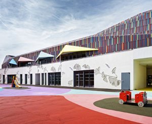 La nouvelle école Simone Veil de Villiers-sur-Marne reçoit un bardage coloré évoquant l'enfance
