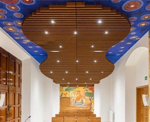 Hunter Douglas Architectural livre un plafond en bois massif ondulé pour une église paroissiale