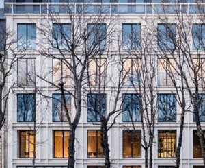 A Paris, Bouygues Immobilier livre au cœur du triangle d’or, un immeuble de bureaux, imaginé avec Wilmotte & Associés Architectes