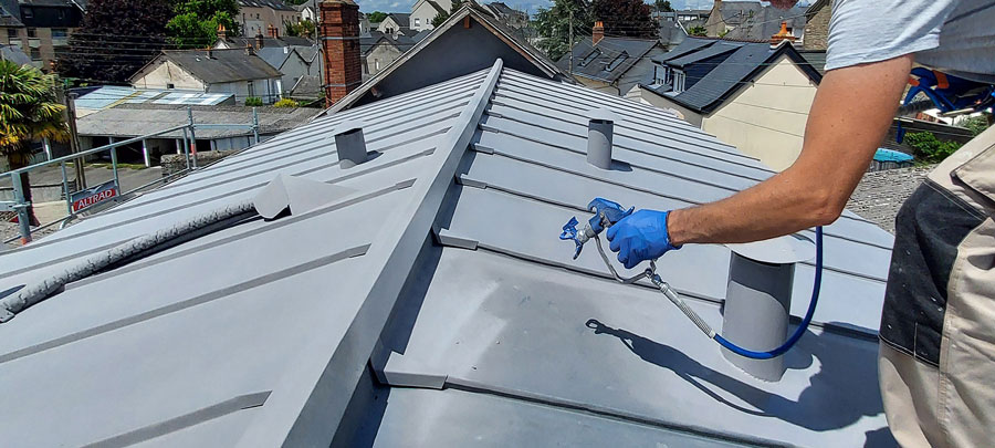 Application de la peinture ThermaCote sur une toiture en zinc © Durieu