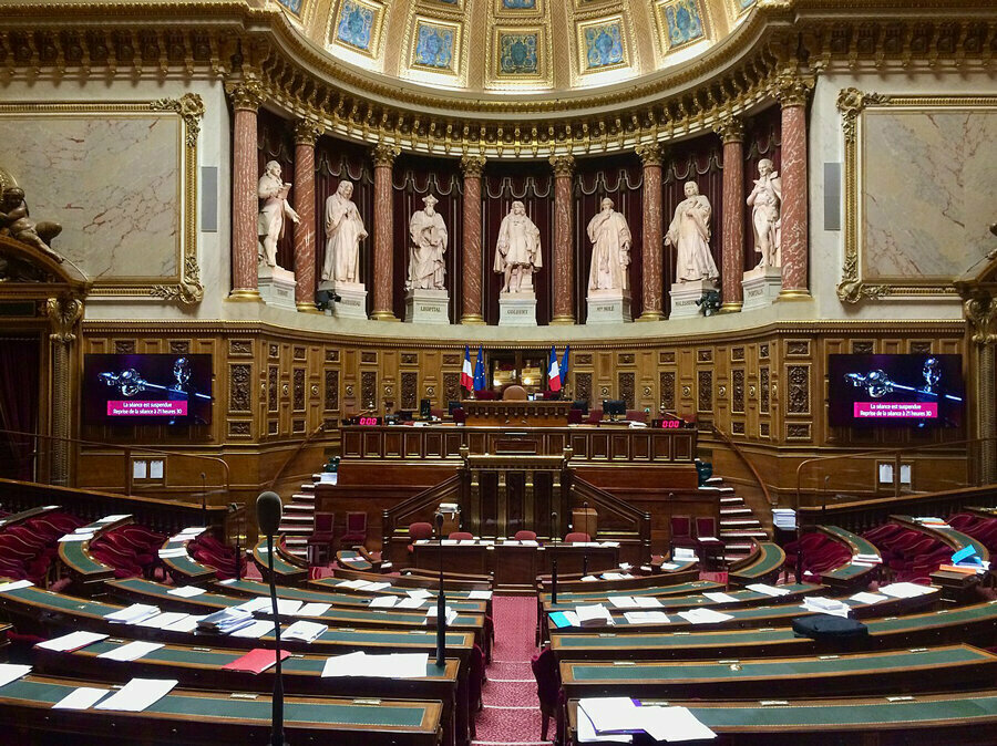 Salle de l'hémicycle du Sénat © Soleil1409 via Wikimedia Commons - Licence Creative Commons