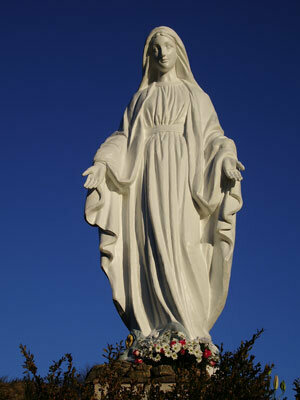 Statue de Notre-Dame des Neiges à Saint-Pierre-de-Colombier en Ardèche © Kidiwidiwi via Wikimedia Commons - Licence Creative Commons