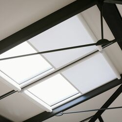 Store anti-chaleur enrouleur pour toiture : le minimalisme pour les puits de lumière