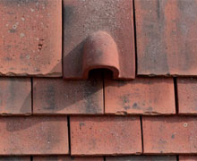 Aléonard crée deux nouveaux produits pour sublimer les toitures,
une gamme émaillée personnalisée et la tuile Saint-Vincent