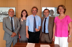 De g. à d : Alain Birault (Lafarge), Chantal Degand (EDF), Alexandre Jeandel (Président de la Fondation Bâtiment-Énergie), Jérôme Gatier (Directeur du Plan Bâtiment Durable), Myriam Cilleros (Lafarge)