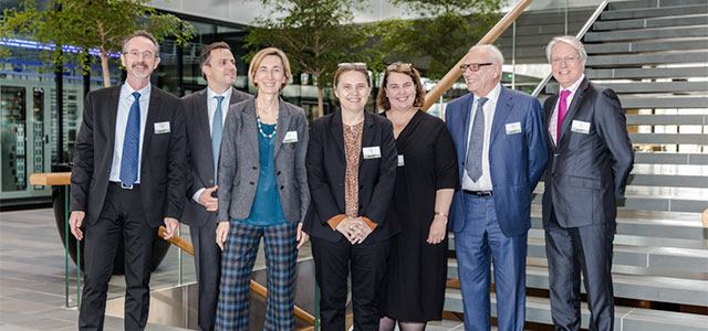 De gauche à droite : Jean-Michel Hervoüet (Head of Product Management Ambient Assisted Living Hager),Guillaume Larrose-Rödel (Directeur adjoint du Développement Vivalib) Caroline Nivelle (Directrice Marketing Hager France), Sophie Breton (Directeur Général Hager France), Muriel Dunoyer (Directeur du Développement Stratégique Europe Vivalib), Jean-Marc Rödel (Président du Directoire Vivalib) et Thierry Vallée (Chargé de Prescription Nationale Résidentiels, Seniors et Handicaps Hager).