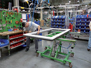 Dans les usines de Traun et Sarleinsbach, Internorm produit 13 000 portes sur mesure par an en s’imposant une production de qualité irréprochable. © Internorm