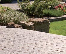 Tout savoir sur la pose des pavés en béton selon les règles de l’art