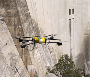 Drone U130 lors de l’inspection d’un barrage - © Novadem