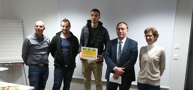 De gauche à droite : Sylvain JOMARD de l’AOCDTF, Thomas JOSEPH gérant de CERTA Toiture, Maxime CICCHELLI, Patrick BELLIARD, Henrianne ESPAIGNET de la Fondation du BTP - © FFB Rhône-Alpes