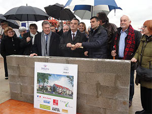 The first stone was laid on the Crégy -‐‑ lès -‐‑ Meaux site on March 30, in the presence of the Mayor of Crégy -‐‑ lès -‐‑ Meaux (on the left in the photo), Mr. the Managing Director of Trois Moulins Habitat (center) and Mr. Jean -‐‑ François Copé's Assistant to the Community of Meaux municipalities (right on the photo). The delivery of the “Trois Moulins Habitat” property complex with 100 apartments is scheduled for September 2017. © Alkern