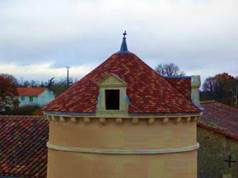 Chaque année, TERREAL récompense des professionnels de la couverture pour leurs travaux de préservation du patrimoine français. En 2015, le « Coup de cœur du Jury » a été remis à l’entreprise Anthony Faure EURL pour la rénovation d’un pigeonnier à Sèvres-Anxaumont (86). © TERREAL