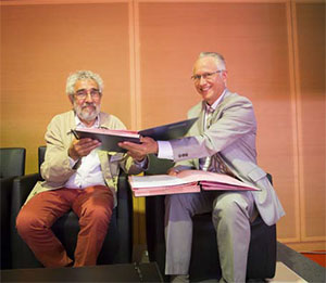 Jean-Pierre Gilles et Pierre Jonnard signent le renouvellement du partenariat FFTB /Fondation Abbé Pierre © FFTB