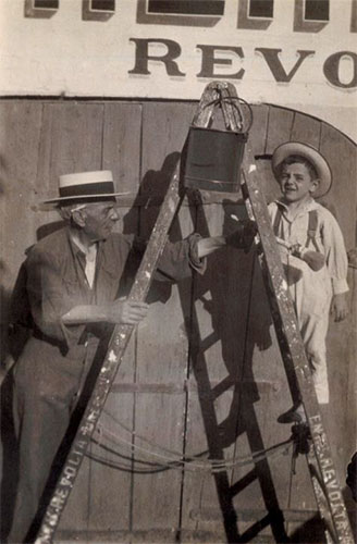 Pierre Revolta et son grand pere, sur l'échelle… le début d'une saga familiale - © Revolta-Blaudeau