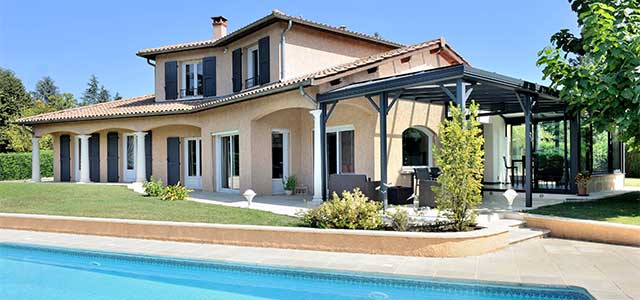 Un duo véranda/pergola repousse les limites entre intérieur et extérieur - © Vérand'Art