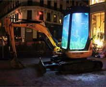 L'artiste Benedetto Bufalino transforme une mini-pelle JCB en aquarium pour la Fête des lumières