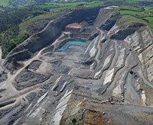 La carrière Lafarge de Givet vue du ciel