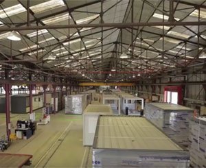 Reportage dans les coulisses du site d'assemblage Algeco de Saint-Amour