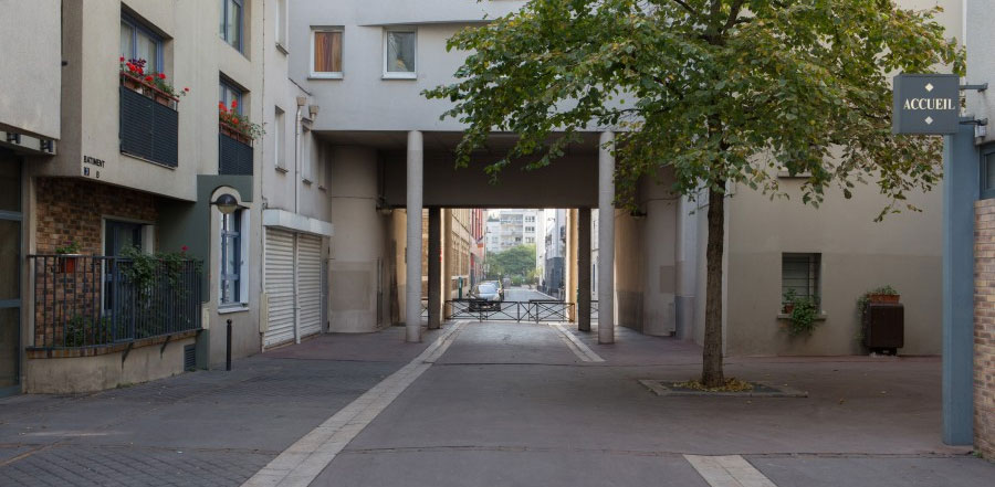  Située dans le 14e arrondissement, proche du métro Pernety, dans le quartier du Moulin de la Vierge, la rue Bernard de Ventadour est une petite rue résidentielle piétonne. - © Ville de Paris