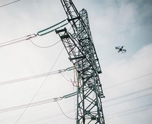 SPIE utilise un drone pour suspendre un câble sur des lignes électriques à haute tension