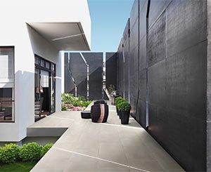 Dalles et accessoires en pierre reconstituée de la gamme Espace Carré d'Arc