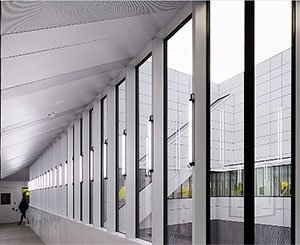 Plafometal installe des plafonds basculants sur-mesure en plan incliné au Centre de Nanosciences et de Nanotechnologies de Paris-Saclay (91)