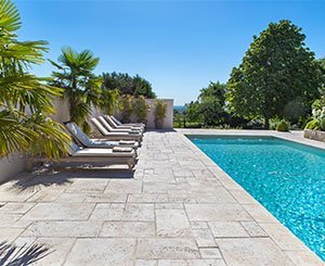 Dalles Bradstone et Carré d'Arc pour des bains de soleil au bord de l'eau