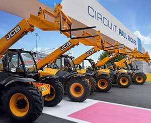 Des machines JCB sur la grille de départ du Grand Prix de France