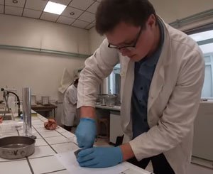 Cédric, technicien de laboratoire chez Eqiom