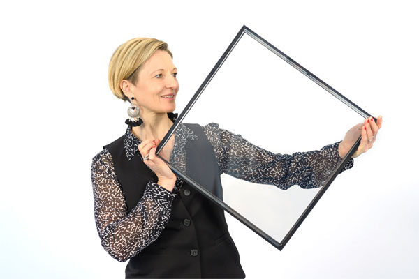 Christine Riou, Vice-Présidente de RIOU Glass présente le premier verre sanitaire auto-désinfectant - © RIOU Glass