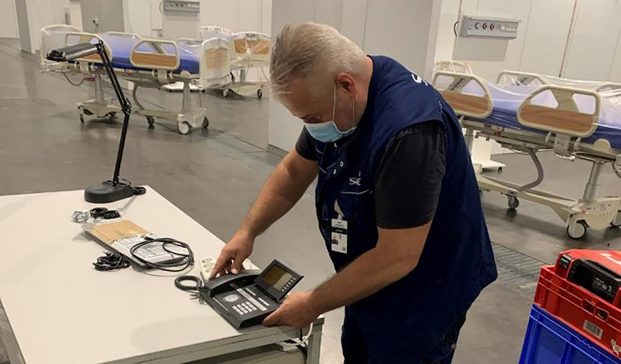 Un technicien de SPIE installe le système de communication dans l'hôpital de secours - © SPIE