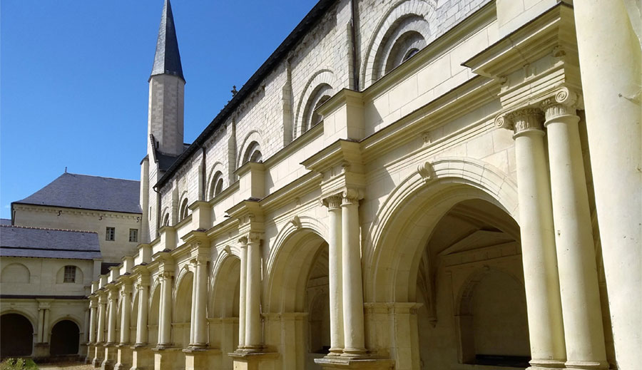 Abbaye Royale de Fontevraud, vue de la cour intérieure - © Juliette Jourdan via Wikimedia Commons - Licence Creative Commons