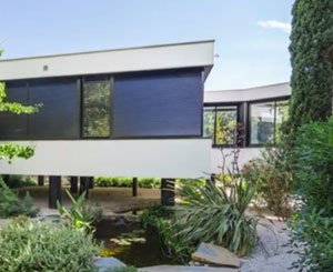 Une extension de villa sur pilotis