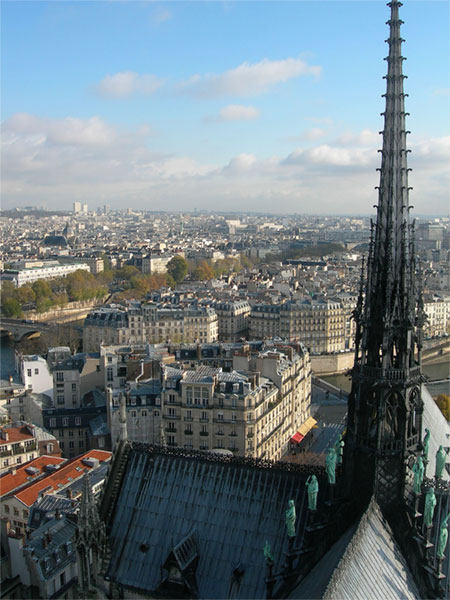 The roof and spire of Notre-Dame de Paris cathedral, from the towers - Illustrative image - © Olivier Jaquemet via Wikimedia Commons - Creative Commons License