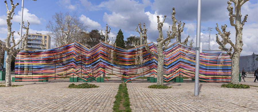 Entrée de la Biennale Internationale Design - © Hélène Rival via Wikimedia Commons - Licence Creative Commons