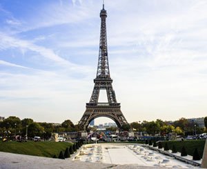 Four feet, 10.000 tons, 1001 films: the Eiffel Tower, cinema superstar