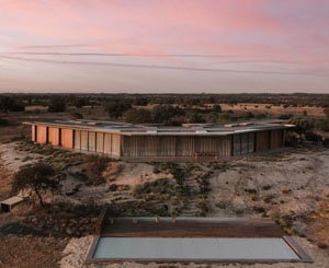 Kebony Clear dresses an avant-garde house fully integrated in the Alentejo and signed Gonçalo Bonniz