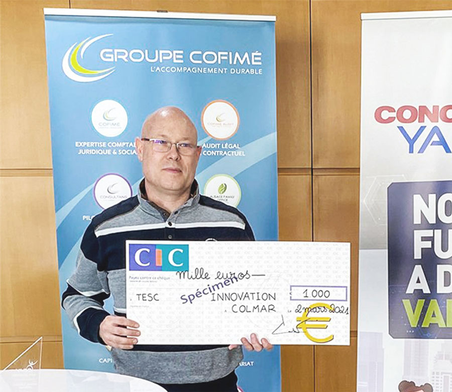 Sébastien Vanaud with the check during the Yago competition prize giving © TESC Innovation