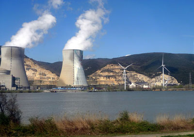 Central nucléaire de Cruas, Coteaux du Tricastin © jean-louis Zimmermann via Wikimedia COmmons - Licence Creative Commons