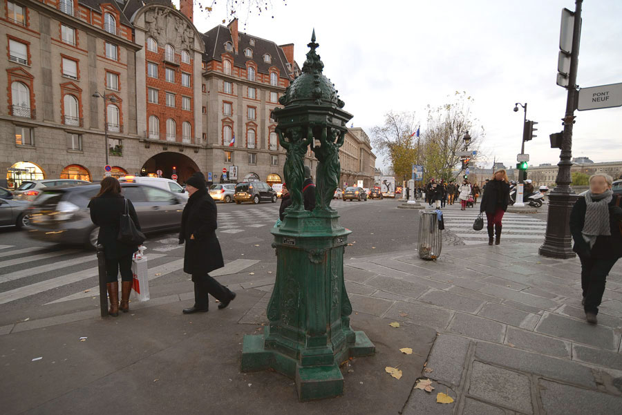 Fontaine Wallace sur le trottoir du quai des Grands-Augustins, Paris © Jorge Láscar via Wikimedia Commons - Licence Creative Commons