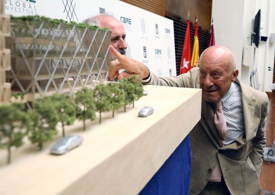 Norman Foster lors d'une visite d'inauguration à Madrid © Diario de Madrid via Wikimedia Commons - Licence Creative Commons