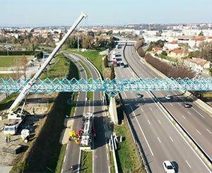 Dismantling of the old footbridge over the A7 in Bourg-lès-Valence