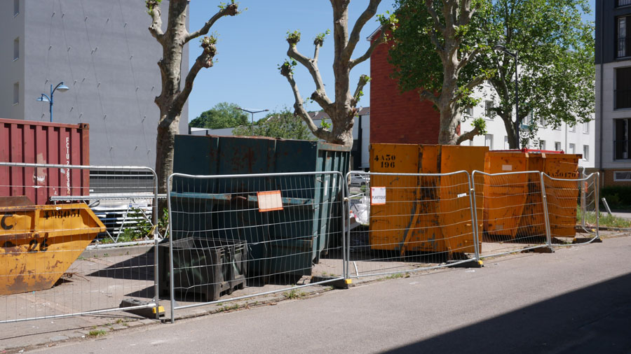 Dumpsters for recovering construction waste and rock wool offcuts on the Parc du Robec construction site © Batinfo
