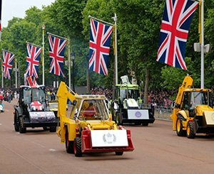 Les machines JCB défilent lors de la parade du Jubilé de platine de la Reine à Londres