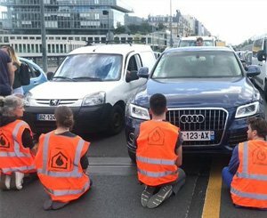 Climate and housing: activists block a major Parisian highway