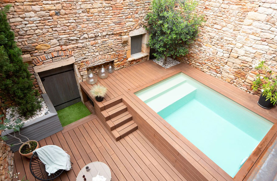 Terrace fitted out with CôtéParc decking boards from Ducerf, Burgundy © Véronica Gloria – A reinvented patio, Piscinelle