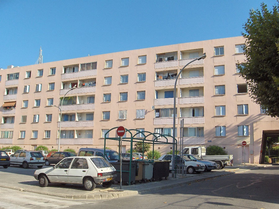 HLM, place Auguste Renoir (quartier de Ferrières), Martigues © Airair via Wikimedia Commons - Licence Creative Commons